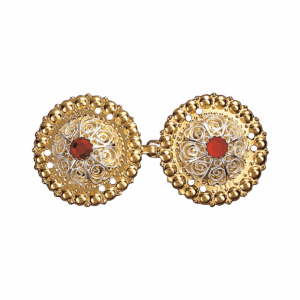 Spenne med raud stein og syhol, forgylt/kvit