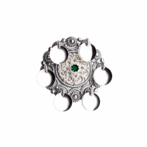 Sølje med grøn stein, oksidert