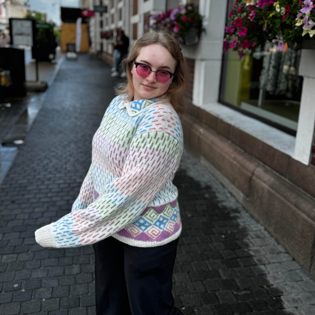 Strikkeskatt  nr. 318 genser med krage