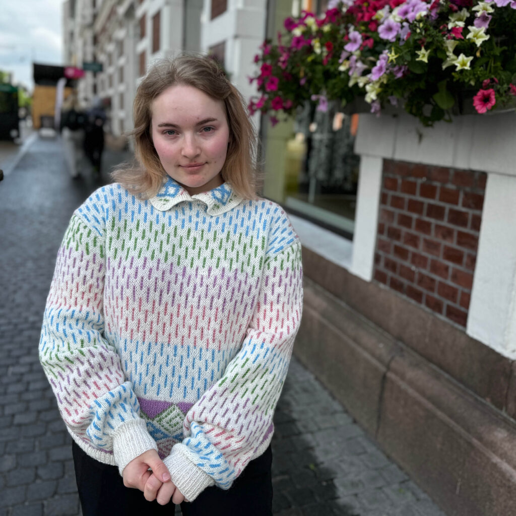 Strikkeskatt  nr. 318 genser med krage