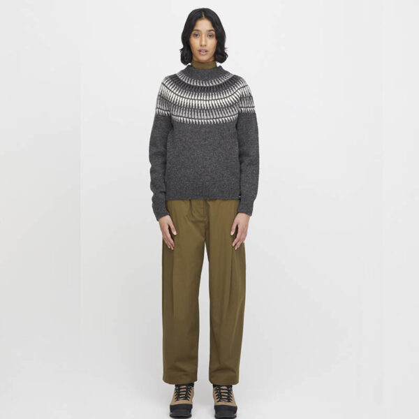 Spiret rundfelt genser