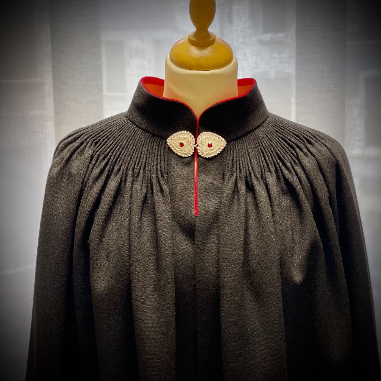 Ferdig Sunnmøre Cape u/for med Hjertespenne m/rød stein - Bilde 3