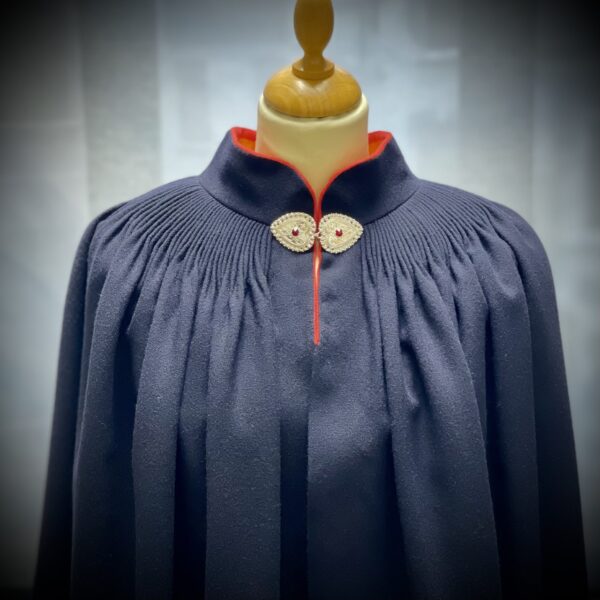 Ferdig Sunnmøre Cape u/for med Hjertespenne m/rød stein