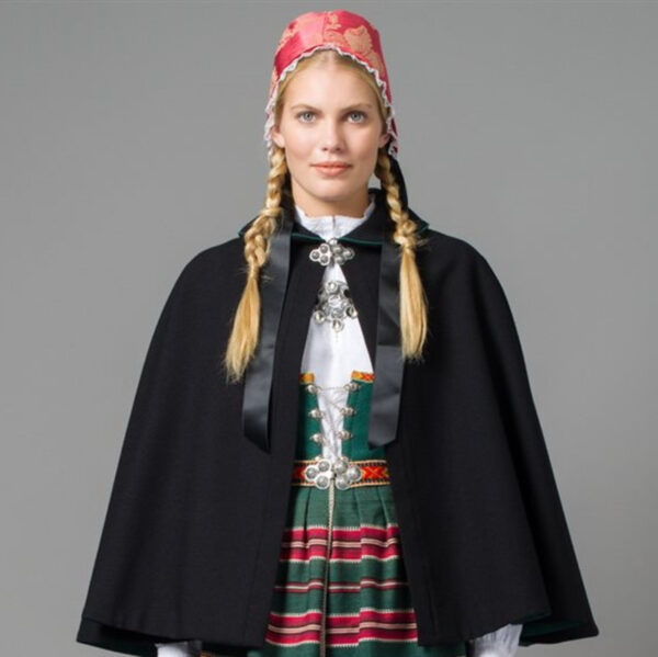 Materialpakke Cape Vestfold Husflidslags kvinnebunad 56 modell