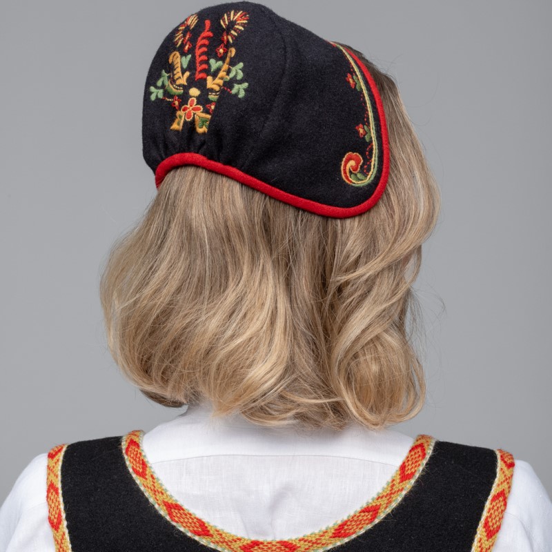 Materialpakke lue til Vestfold Husflidslags kvinnebunad 32 mod - Bilde 4