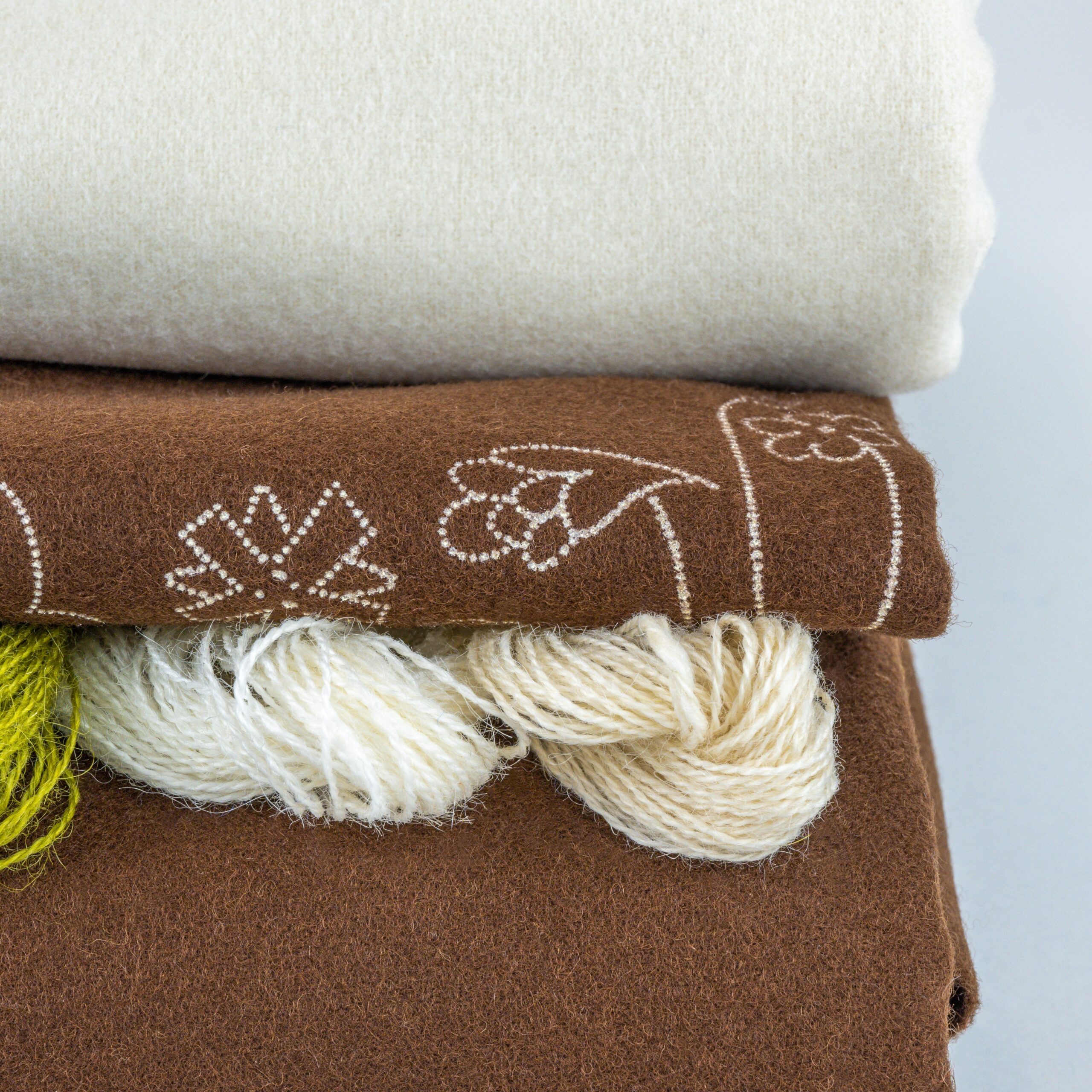 KOMPLETT MATERIALPAKKE TIL SENJA FESTDRAKT FOR HERRE - Bilde 3