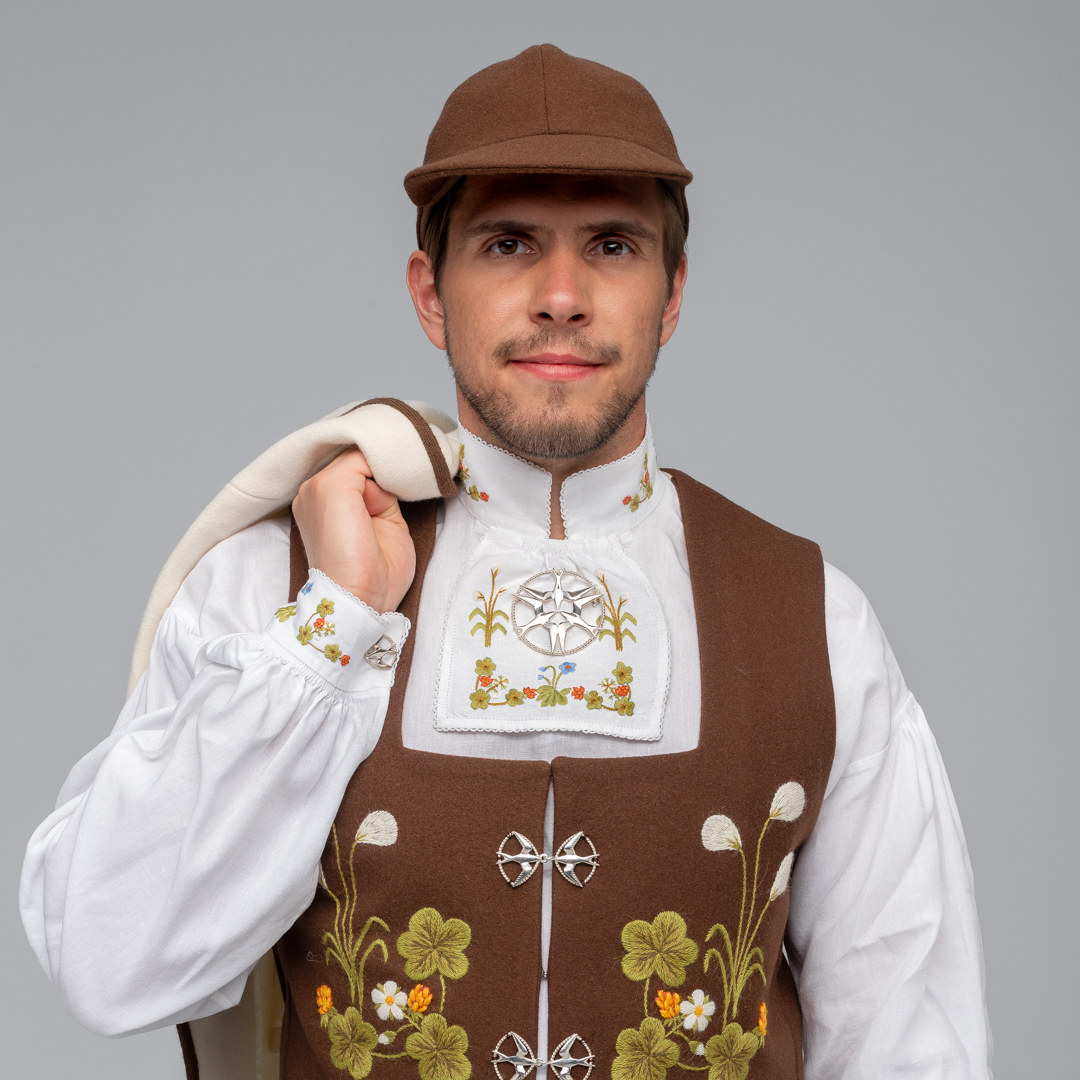 KOMPLETT MATERIALPAKKE BRODERT, TIL SENJA FESTDRAKT FOR HERRE - Bilde 2