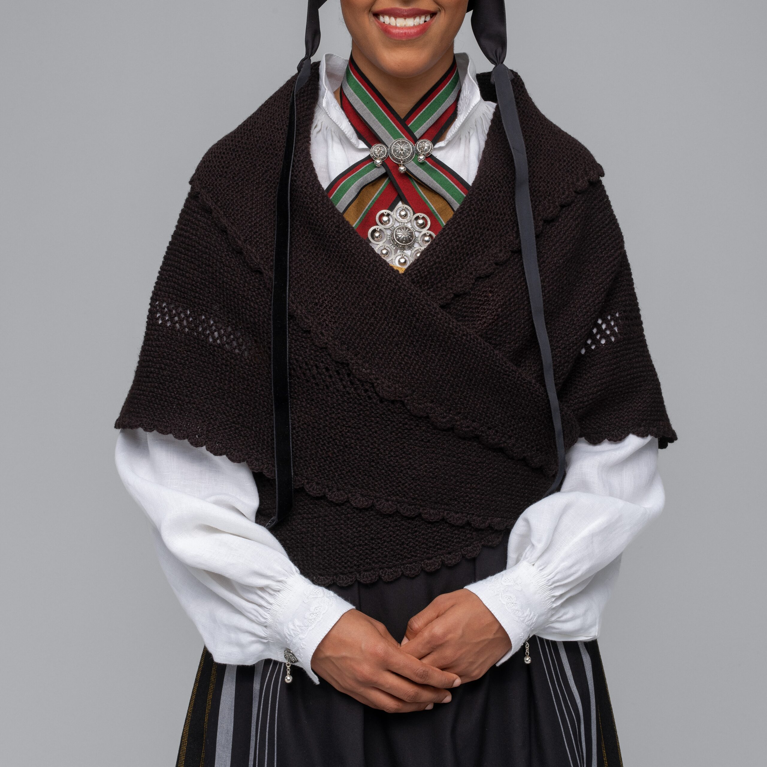 STRIKKEPAKKE, SJAL TIL TROMSBUNADEN FOR KVINNER - Bilde 3