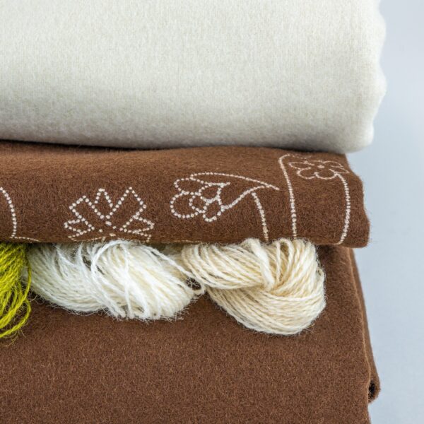 KOMPLETT MATERIALPAKKE TIL SENJA FESTDRAKT FOR KVINNER