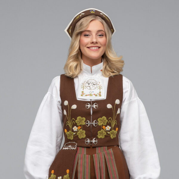 KOMPLETT MATERIALPAKKE BRODERT, TIL SENJA FESTDRAKT FOR KVINNER