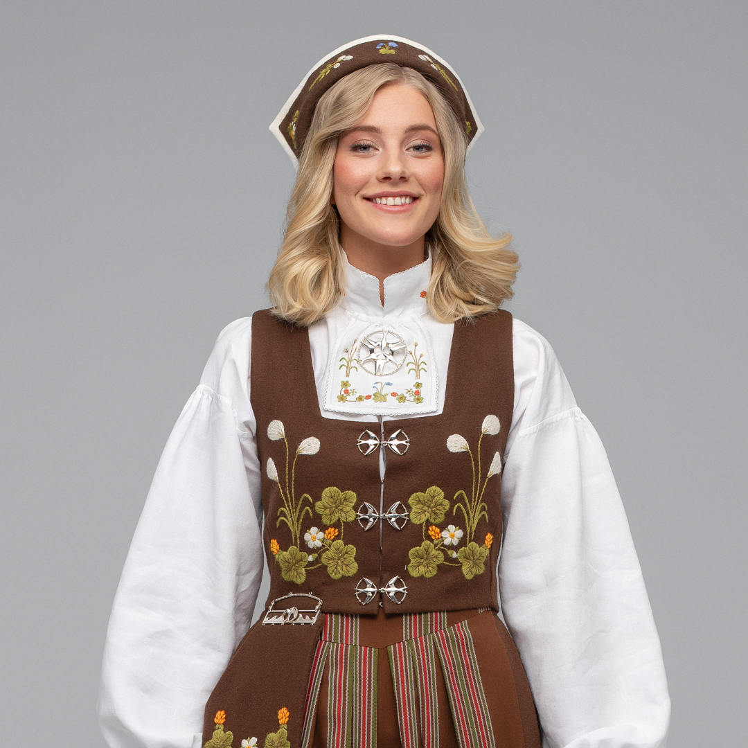 KOMPLETT MATERIALPAKKE BRODERT, TIL SENJA FESTDRAKT FOR KVINNER - Bilde 4