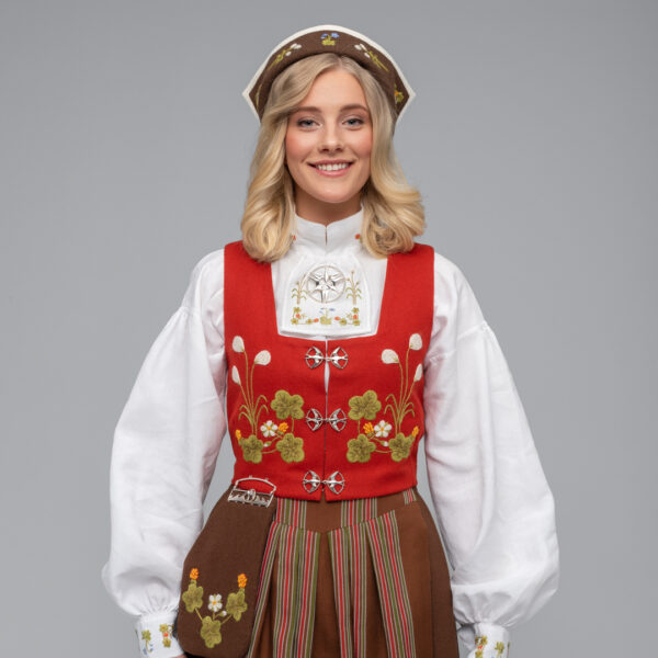 KOMPLETT MATERIALPAKKE BRODERT, TIL SENJA FESTDRAKT FOR KVINNER