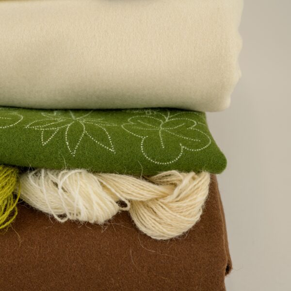 MATERIALPAKKE VEST PÅTEGNET, TIL SENJA FESTDRAKT FOR KVINNER