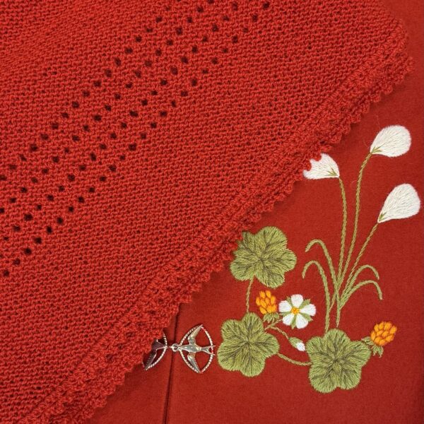 MATERIALPAKKE TIL STRIKKET SJAL TIL SENJADRAKTEN