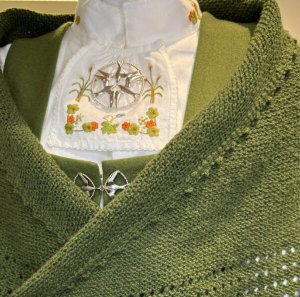 MATERIALPAKKE TIL STRIKKET SJAL TIL SENJADRAKTEN