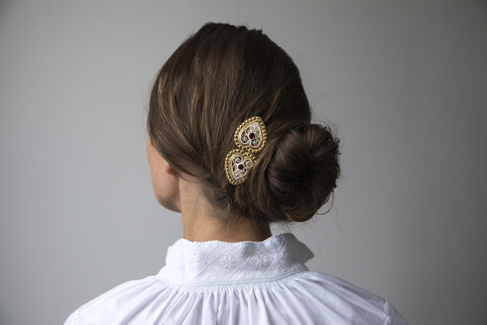 Hårspenne med perlekant og kruser, forgylt/kvit - Bilde 2