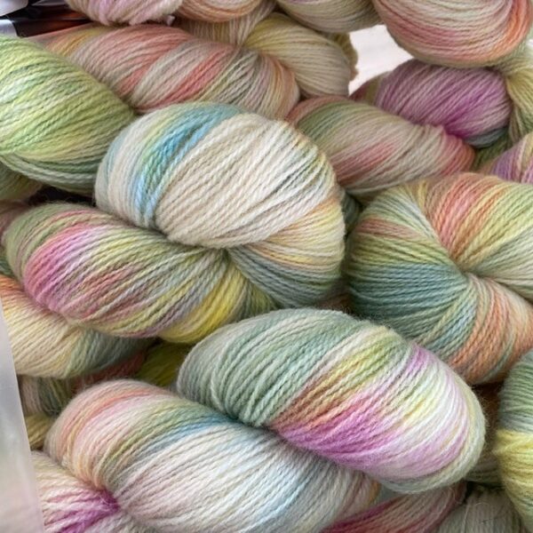 BLOMSTERENG – Håndfarget Finull 100g