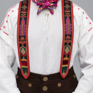 <p>Ulsteinselene som hører til den brune mannsbunaden har rosesømsbroderi. Selene er kopi av brudgomsselene til Lars Godøy fra Skeide fra Ulstein</p>