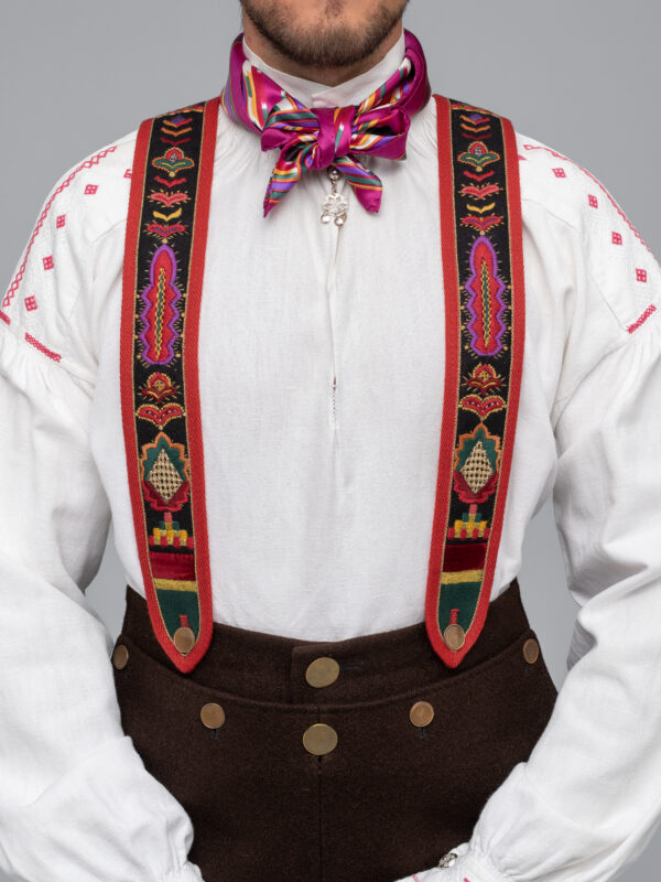 <p>Ulsteinselene som hører til den brune mannsbunaden har rosesømsbroderi. Selene er kopi av brudgomsselene til Lars Godøy fra Skeide fra Ulstein</p>