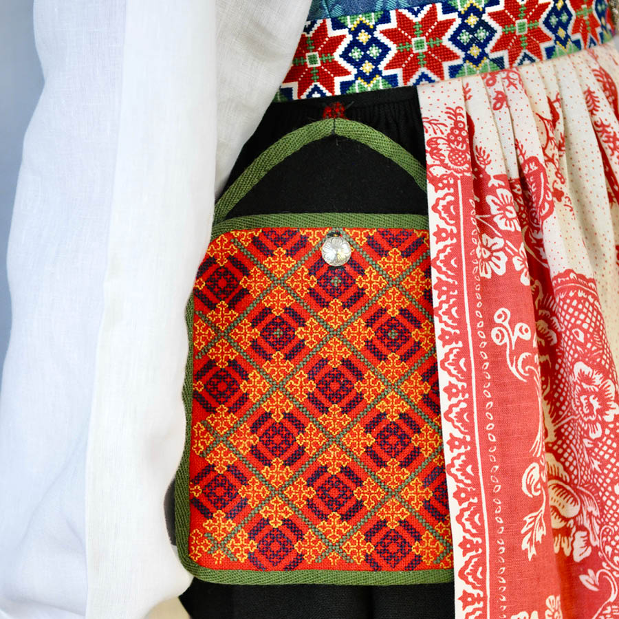 Det er kopiert flere løslommer til bunaden. De lages i svart