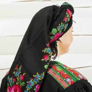 <strong>Plagg</strong><br>Hovudplagget er svart