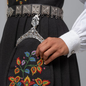 <p>Her kan du studere broderimotiv og farger. Stingene som er brukt er kontursting og plattsøm.</p>