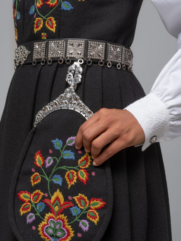 <p>Her kan du studere broderimotiv og farger. Stingene som er brukt er kontursting og plattsøm.</p>