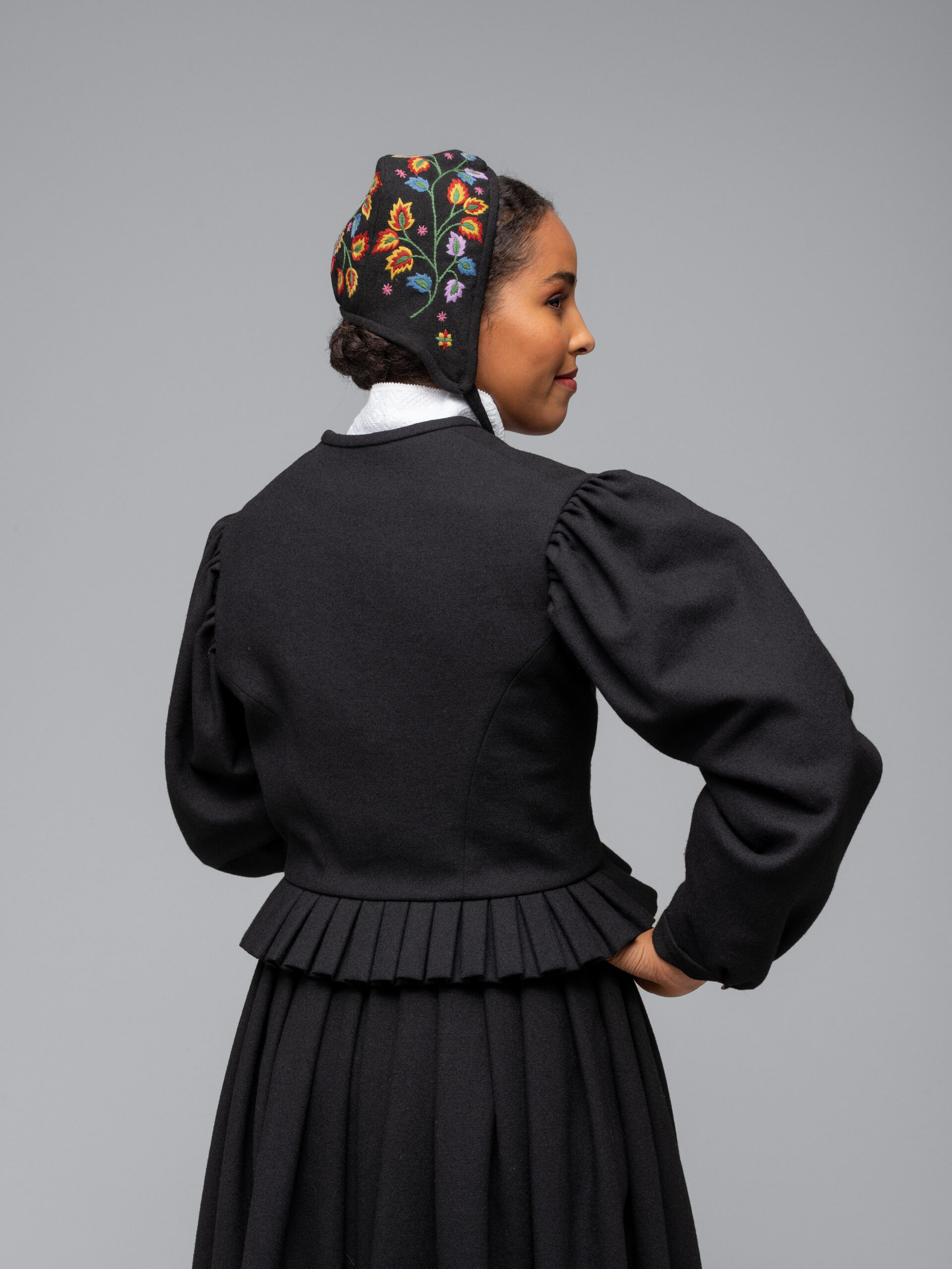 <p class="ingress">som brukes til begge de broderte bunadene.</p>‘ /><img data-image-id=