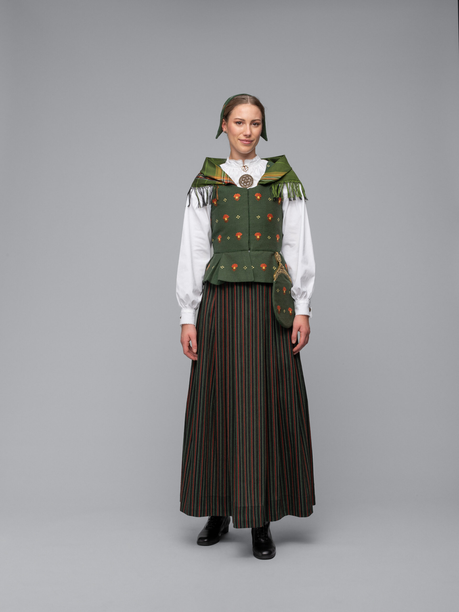 <p class="ingress">til Den gamle Ringeriksdrakten (alt 1)</p>‘ /><img data-image-id=
