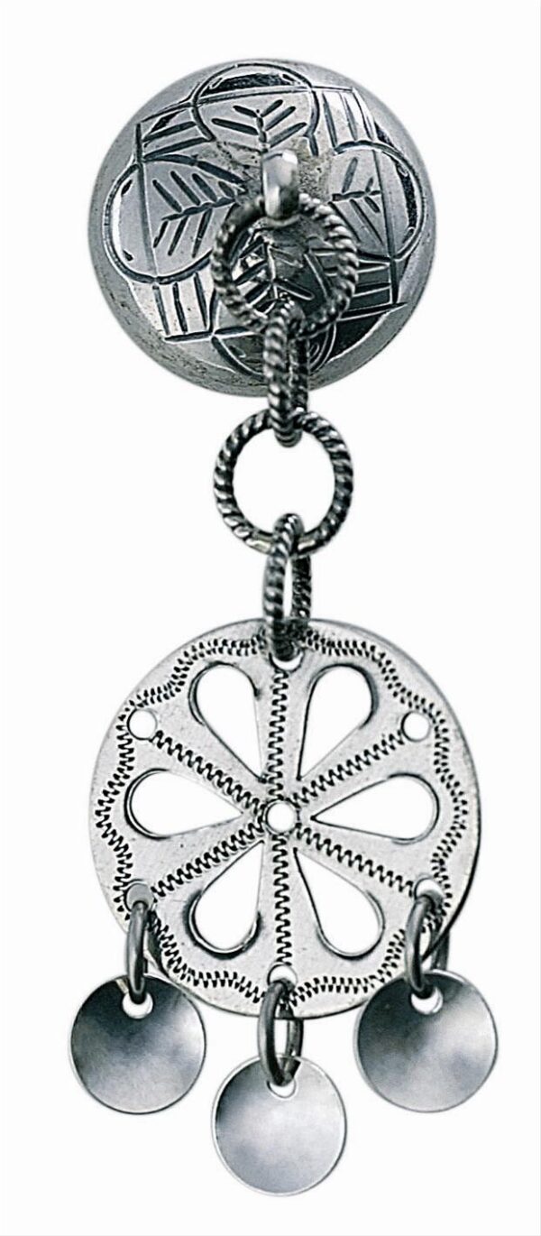 <p>Skjorten til brun mannsbunad har knapphull i halsen