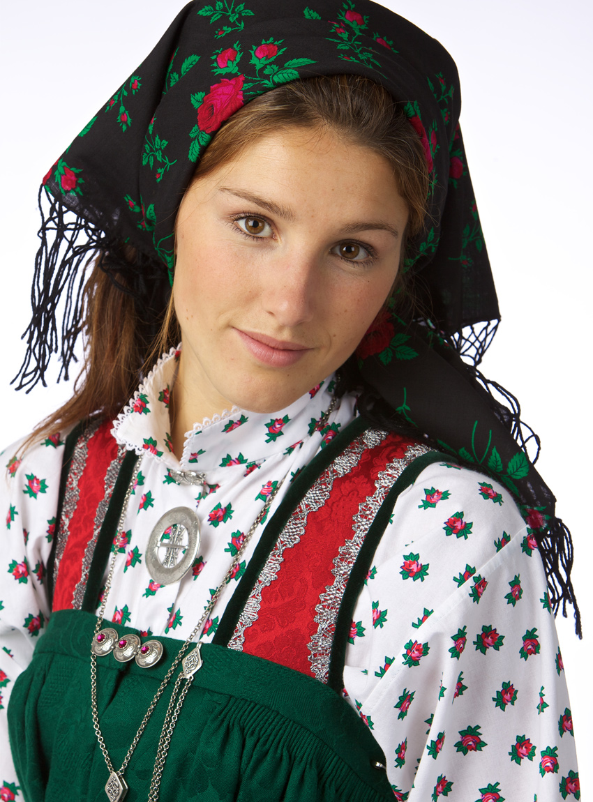 <p>Stakkeskjorta kan vera i både kvit’ /><img data-image-id=