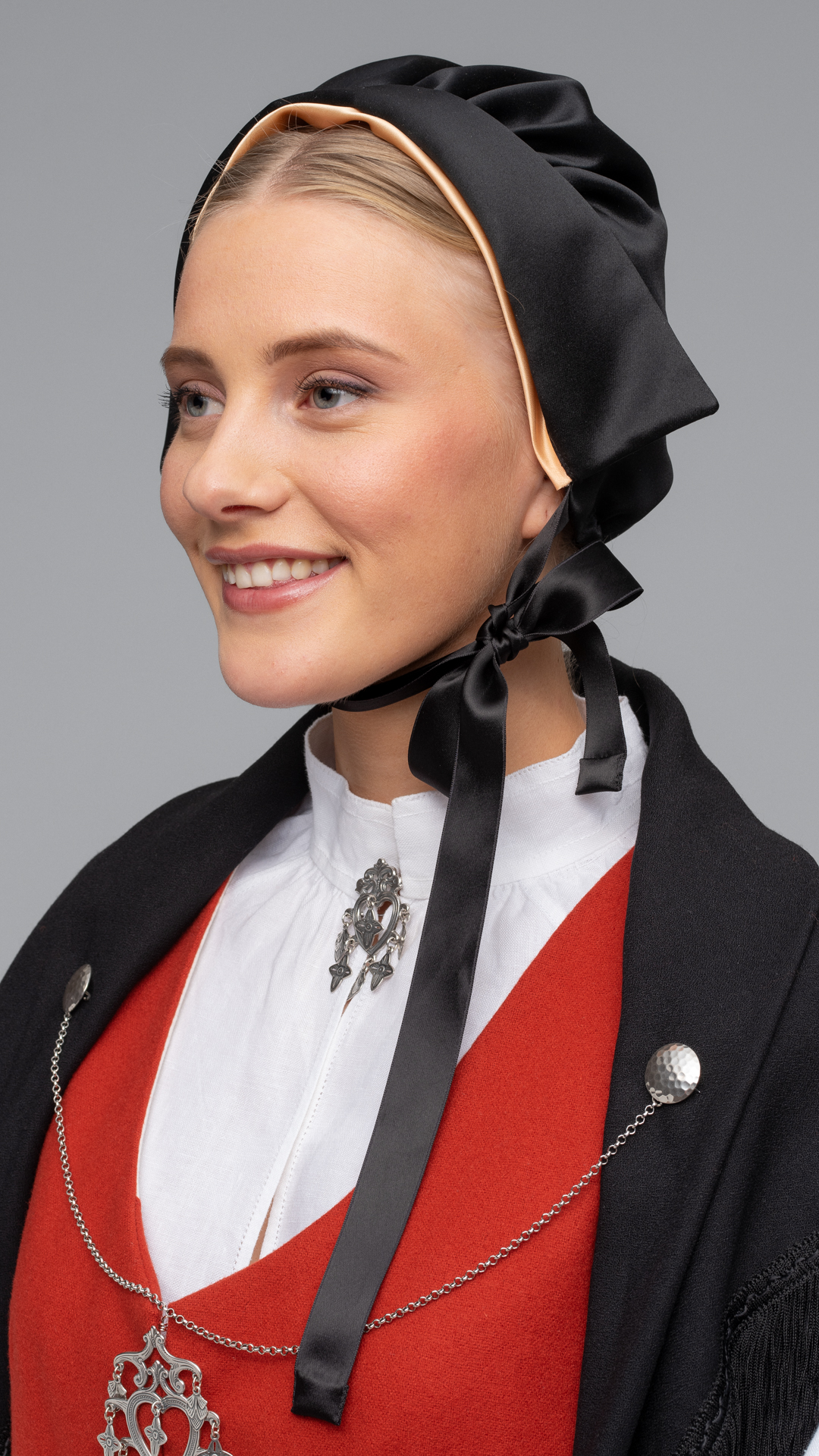 Hodeplagget til bunaden er i svart silke har hentet inspirasjon fra rynkeluene som er svært vanlig i Sør-Trøndelag.