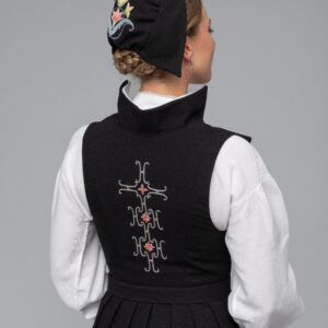 <p>Ryggen har rette linjer med brodert ornament sammensatt av 10 H-er