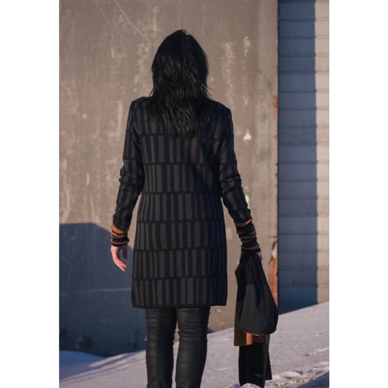 Lang jakke sort/grå med kant i oker - Bilde 3