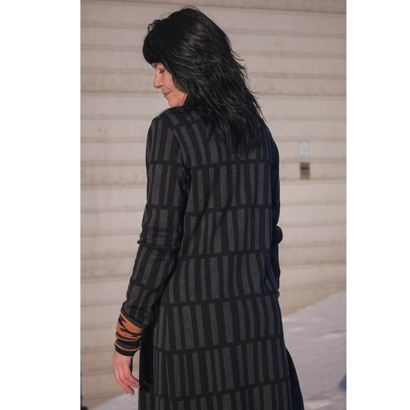 Lang jakke sort/grå med kant i oker - Bilde 5