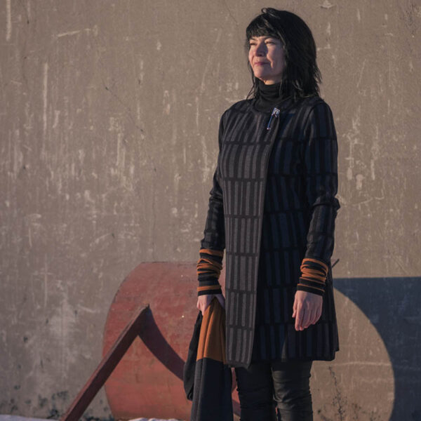 Lang jakke sort/grå med kant i oker