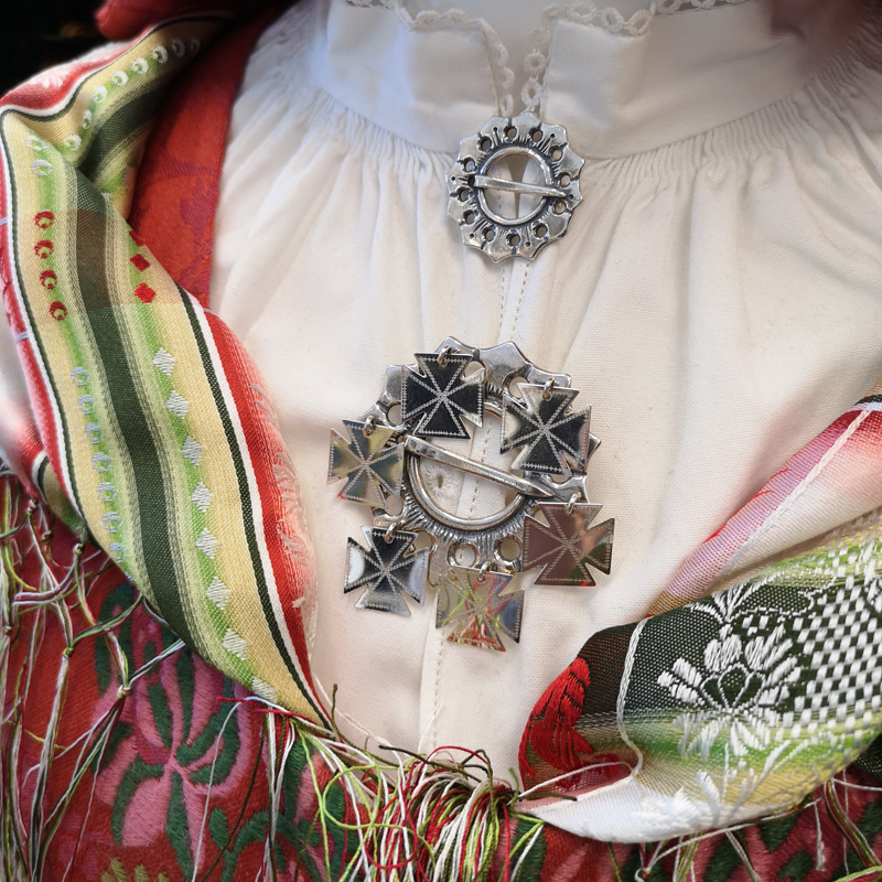 Stor Ringerike sølje med gravert korsløv - Bilde 2