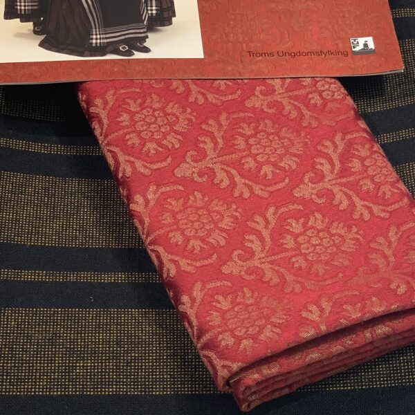 MATERIALPAKKE, MØRKRØD VEST TIL TROMSBUNADEN FOR KVINNER