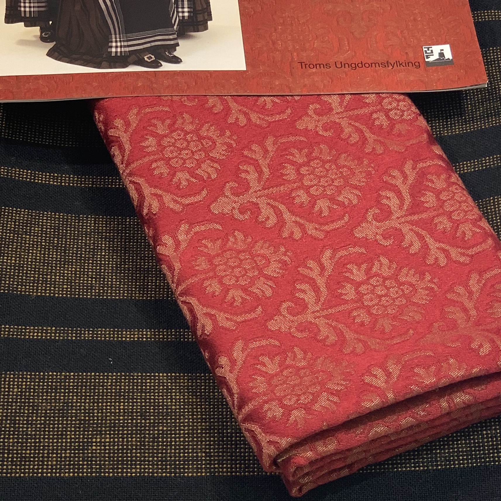 MATERIALPAKKE, MØRKRØD VEST TIL TROMSBUNADEN FOR KVINNER - Bilde 2