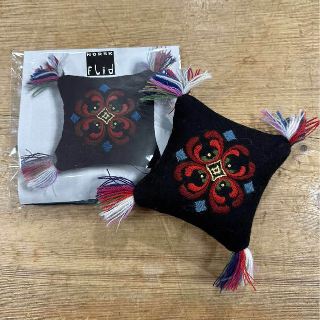 Svart Nålpute Nr.1 Broderi Materialpakke - Bilde 1