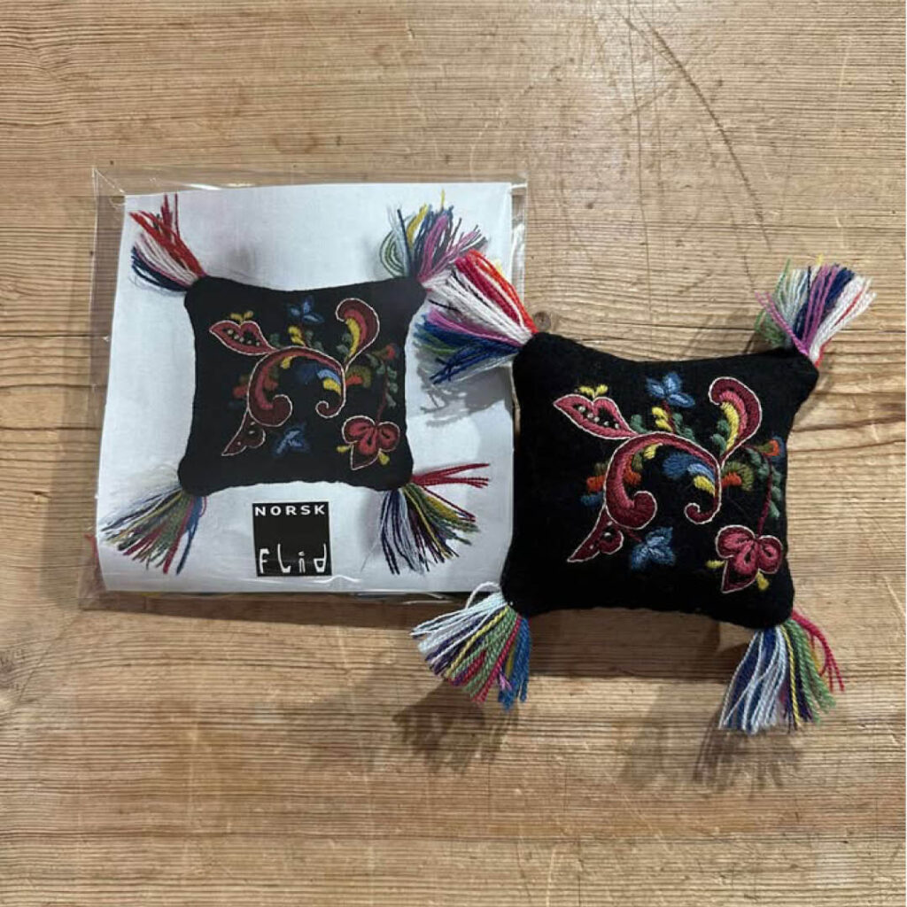 Svart Nålpute Nr. 1 Broderi Materialpakke