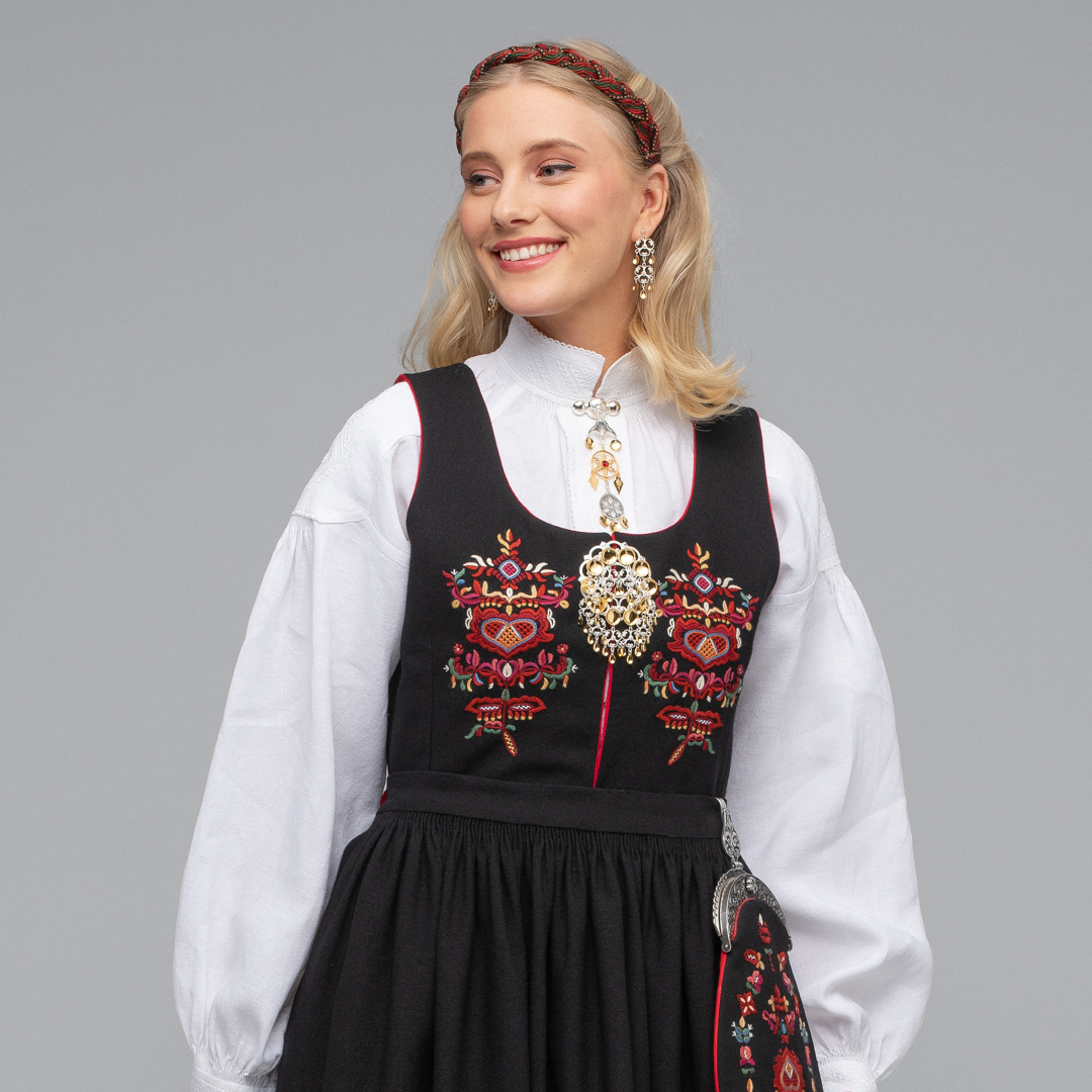 Materialpakke Norddalbunad – KUN BUNAD - Bilde 1