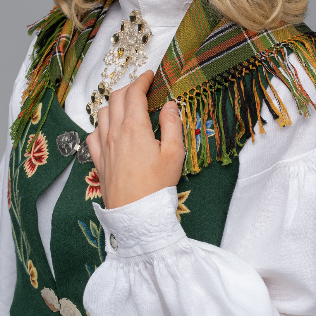 MATERIALPAKKE BRODERT NORDLANDSKJORTE I LIN - Bilde 1