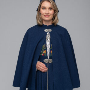 <p>Som ytterplagg kan cape uten broderi eller jakke benyttes.</p>