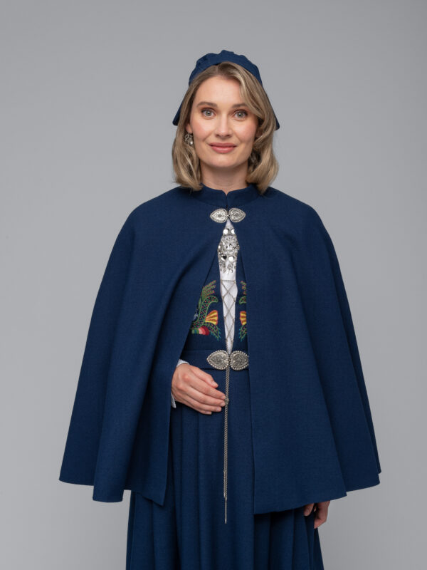 <p>Som ytterplagg kan cape uten broderi eller jakke benyttes.</p>