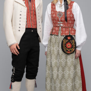 <p class="ingress">Trønderbunad med røtter i Gauldalen sammen med Trønderbunad rød dame</p>