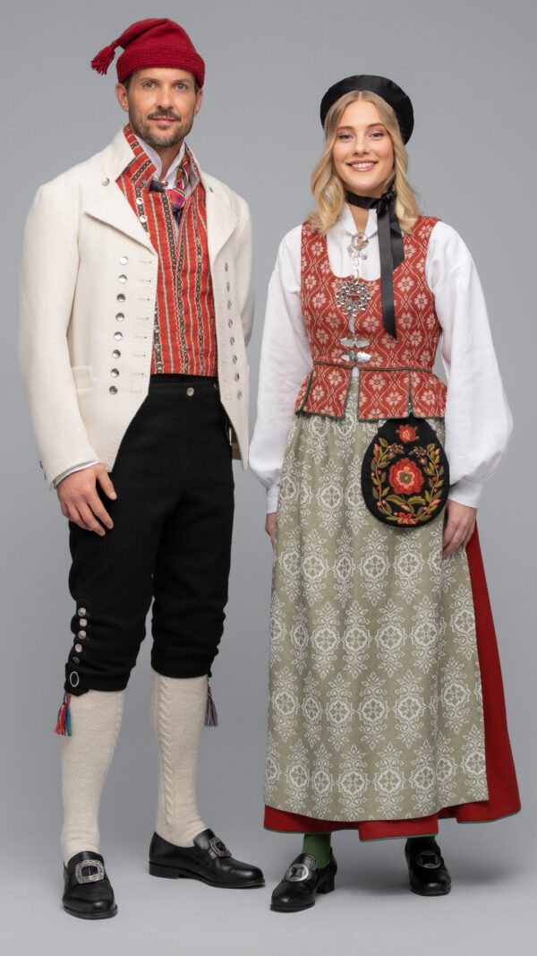 <p class="ingress">Trønderbunad med røtter i Gauldalen sammen med Trønderbunad rød dame</p>