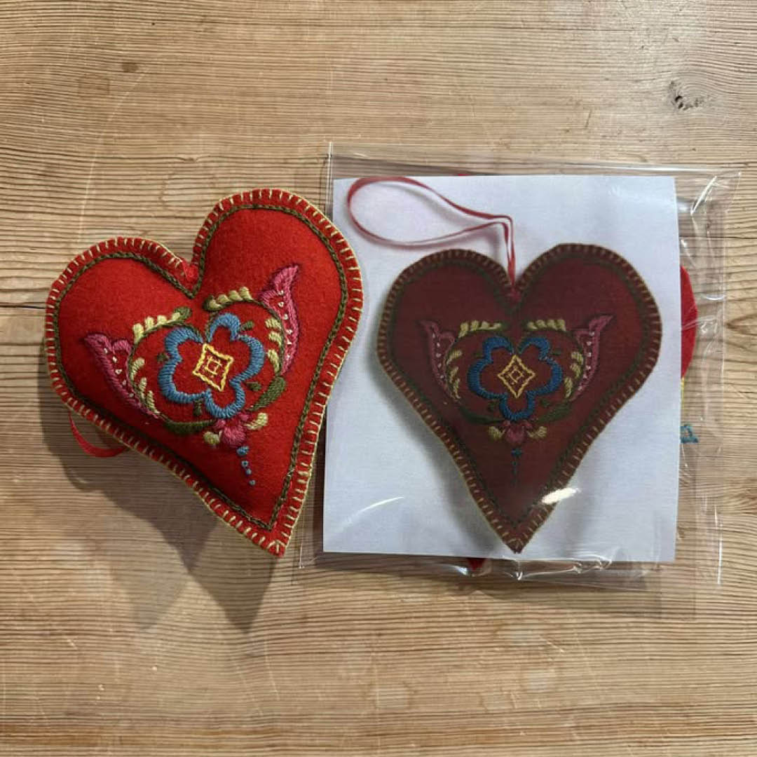 Rødt hjerte Nr. 1 Broderi Materialpakke Nålepute - Bilde 1