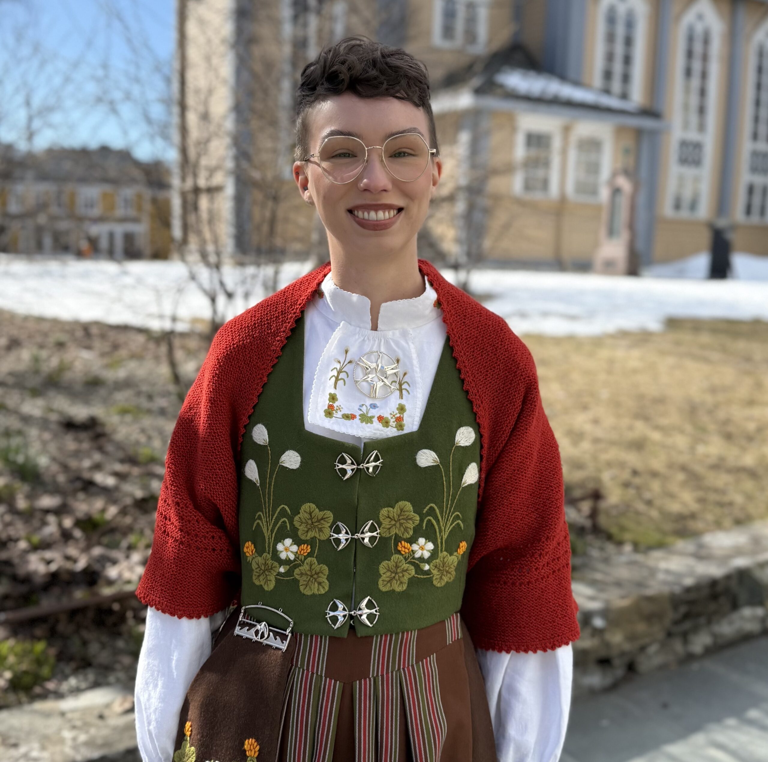 MATERIALPAKKE TIL STRIKKET SJAL TIL SENJADRAKTEN - Bilde 2