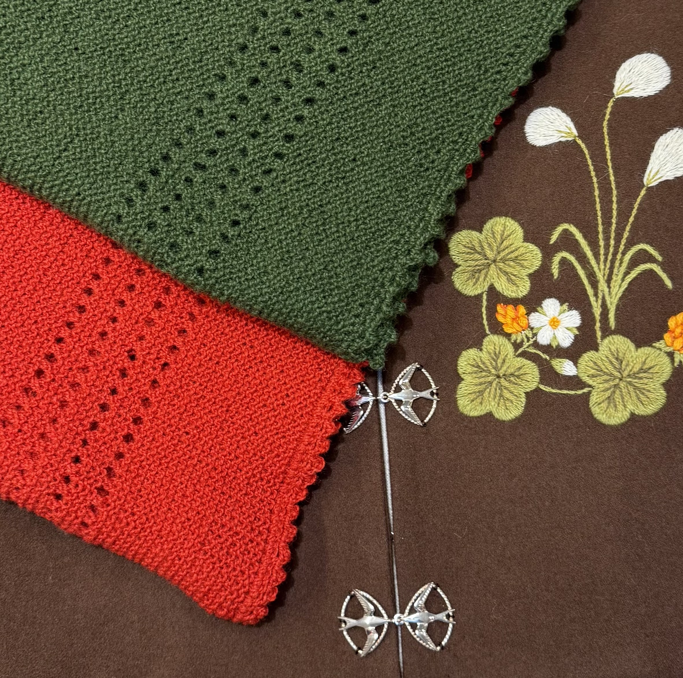 MATERIALPAKKE TIL STRIKKET SJAL TIL SENJADRAKTEN - Bilde 1